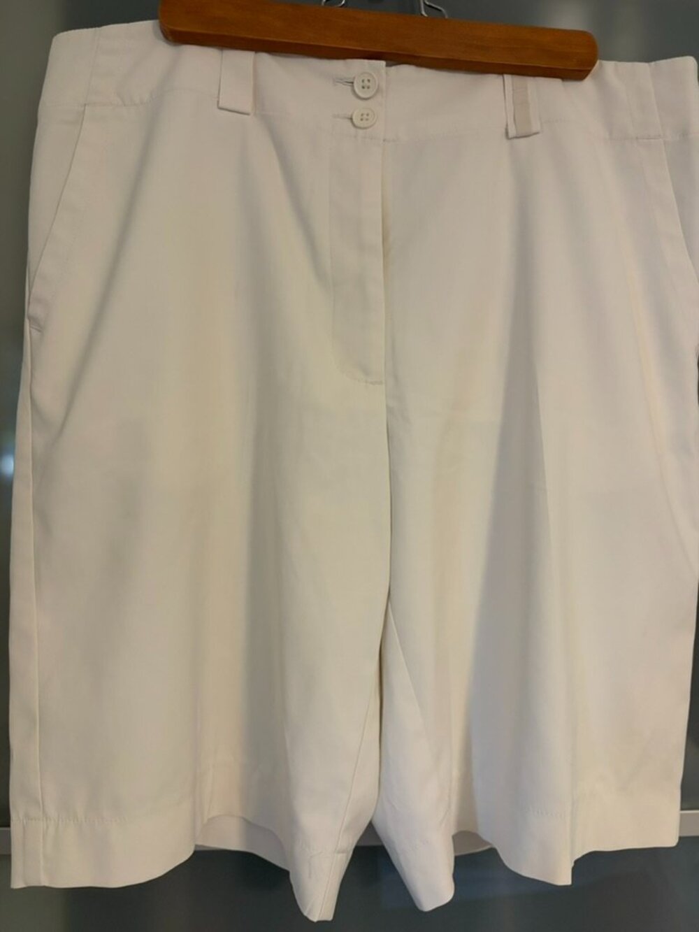 Nike Golf Womenβs White Bermuda Shorts β Size 12